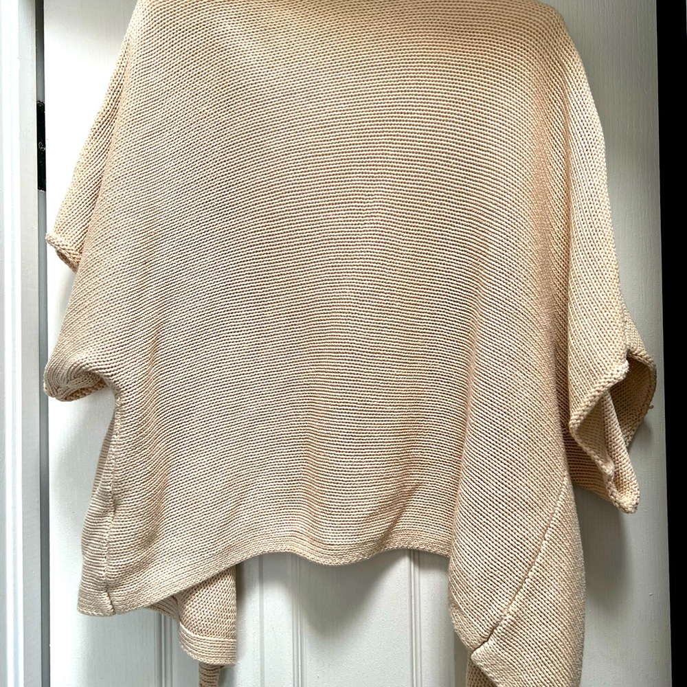 Crocheted, light-weight sweater. Lightly worn - Picture 2 of 3